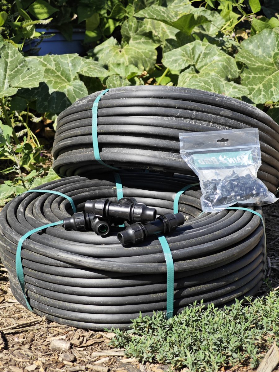 Installation d’un arrosage goutte à goutte dans un jardin, garantissant une irrigation précise et durable pour les plantations. A la crau, près de toulon dans le var