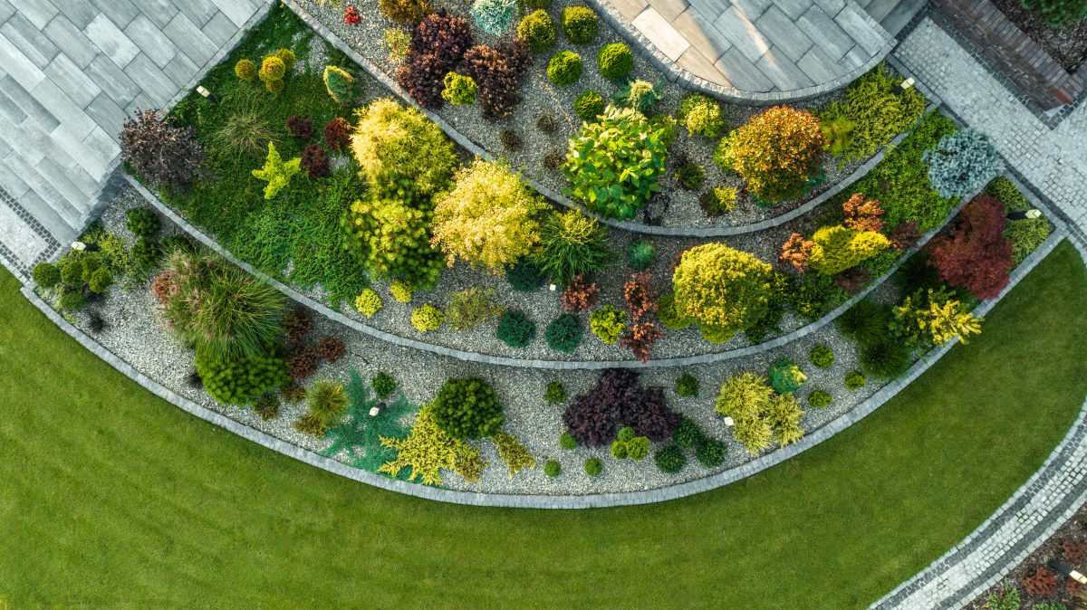 Grand jardin moderne à La Crau, Var, réalisé par un paysagiste, combinant design contemporain et aménagement paysager pour un espace extérieur harmonieux.