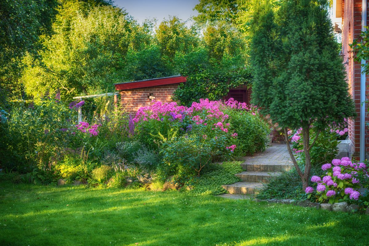 Entretien de jardin privé à La Crau, Var, avec un aménagement soigné et une atmosphère relaxante, illustrant l'expertise d'un paysagiste pour créer des espaces de détente.