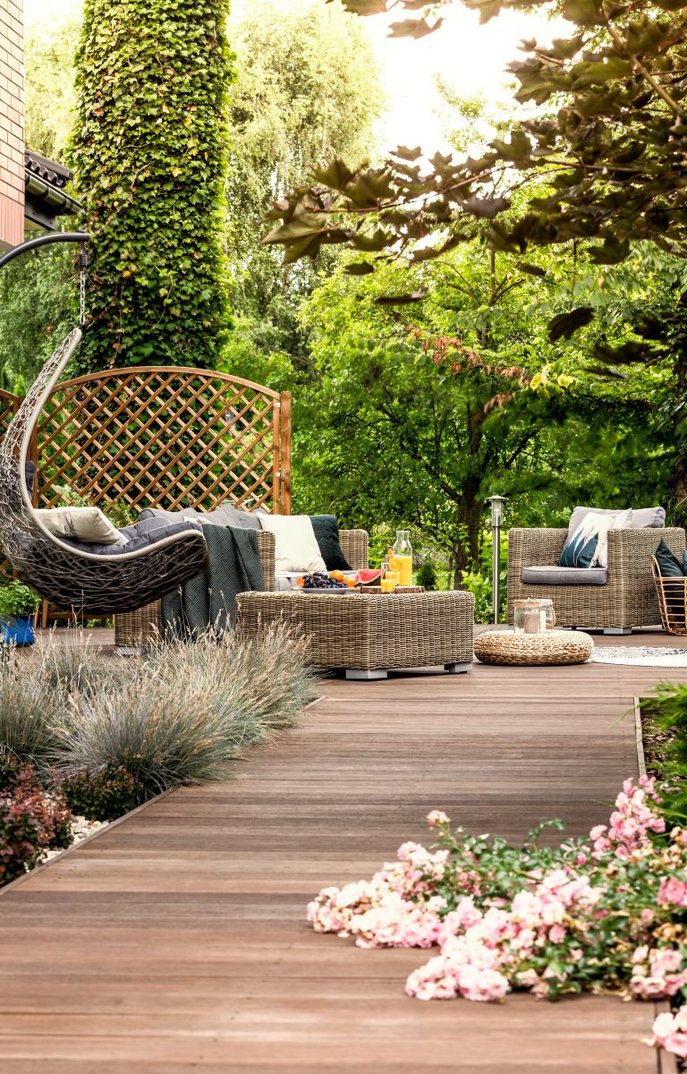 Terrasse relaxante dans un jardin à La Crau, Var, conçue par un paysagiste pour créer un espace extérieur chaleureux et accueillant. jardin