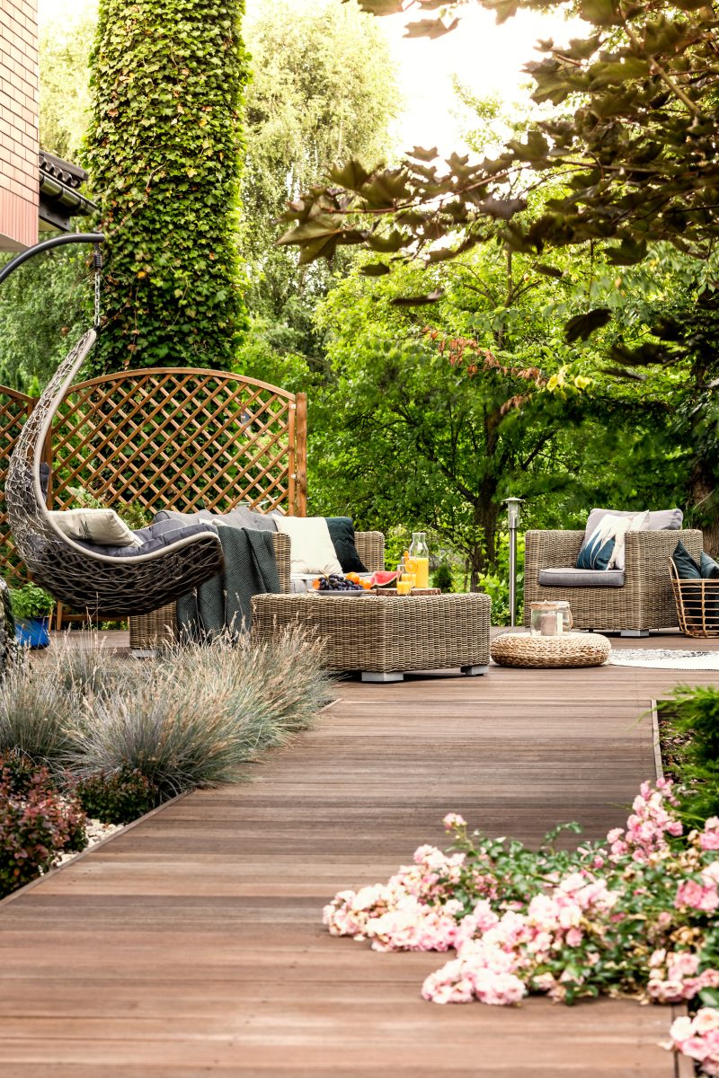Terrasse relaxante dans un jardin à La Crau, Var, conçue par un paysagiste pour créer un espace extérieur chaleureux et accueillant. jardin