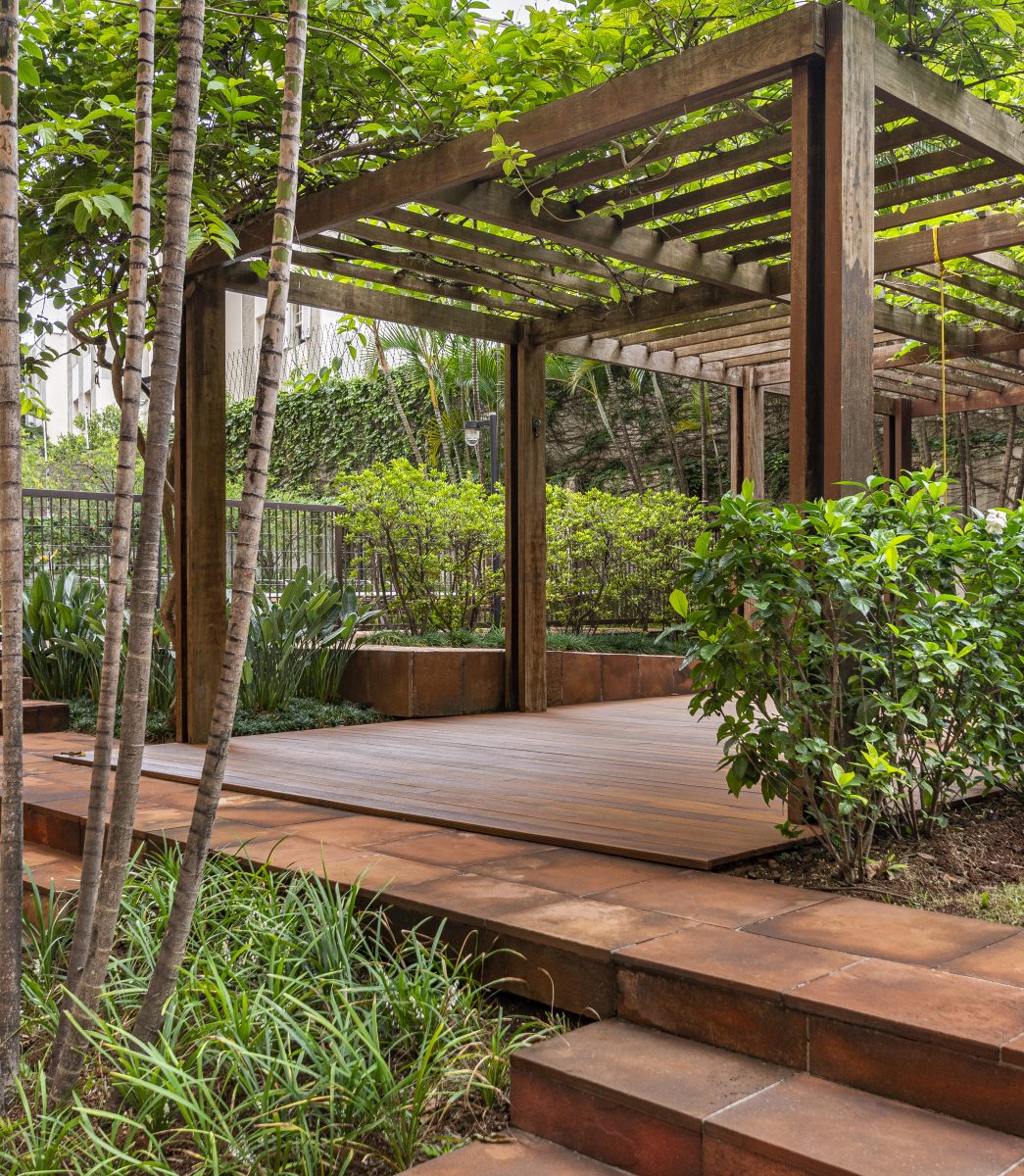 Pavillon en bois dans un jardin à Toulon, Var, illustrant l'intégration d’éléments architecturaux dans l'entretien des espaces verts pour un cadre agréable.