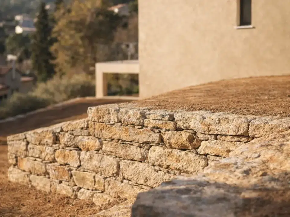 Escalier en pierre intégré au terrain après travaux de terrassement
